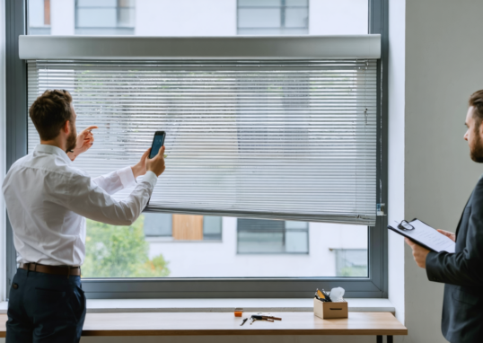 découvrez qui, entre locataire et propriétaire, doit prendre en charge les frais de réparation d'un volet roulant en panne. guide pratique pour clarifier les responsabilités.